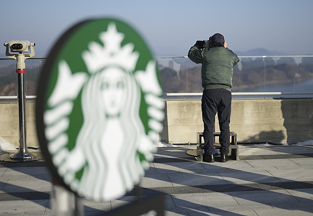 Kafe s rudým výhledem. Starbucks otevřel pobočku přímo na hranici s KLDR