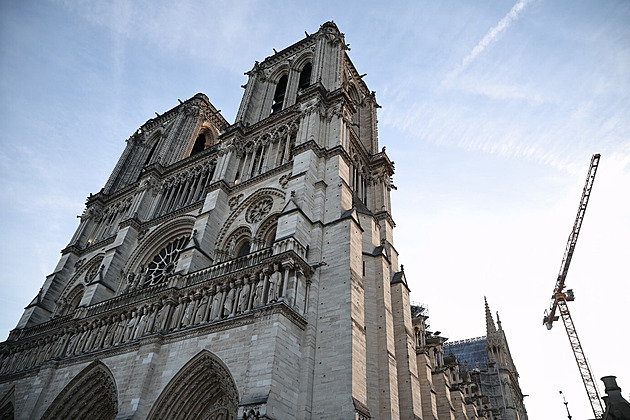 Opravená katedrála Notre-Dame se odhaluje světu, prohlédne si ji Macron