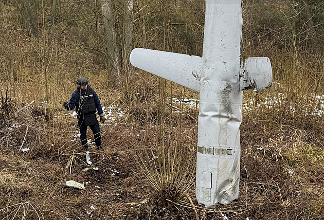 Po vlně dronů v Rostovské oblasti hoří sklad paliv, v Kyjevě zase poliklinika