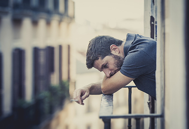 Soused močí na můj balkon. Udělal si z něj WC, plivátko i popelník