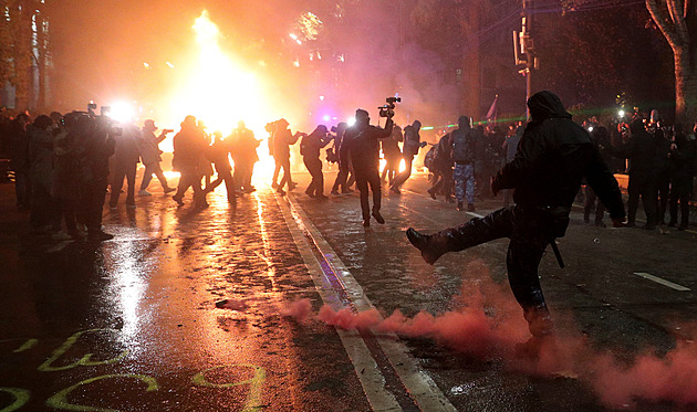 V Tbilisi hořely barikády po stopce jednání s EU. Policie protest rozehnala vodními děly