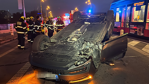 Opilý řidič nezvládl řízení a převrátil auto na střechu. Samo přivolalo pomoc