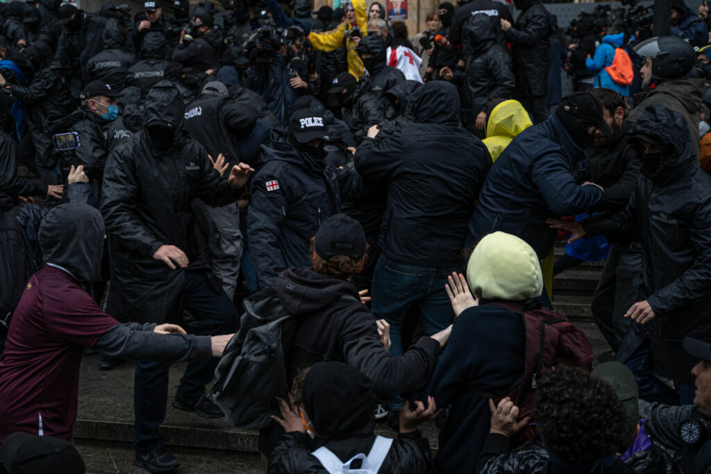 Policie v Tbilisi opět bila proevropské demonstranty a zatkla desítky lidí