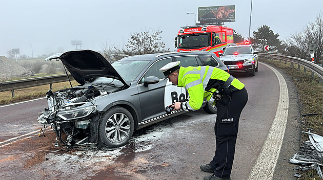 Čelní srážka s řidičem Boltu pod vlivem drog. Jedno z aut začalo hořet