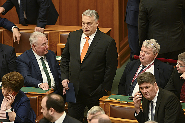 Rada feudála Orbána. Skupina sedmi poradců nahradila maďarský parlament