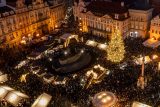 Zapálit svíčku proroků na věnci, rozsvítit vánoční stromy. Advent začíná železnou nedělí