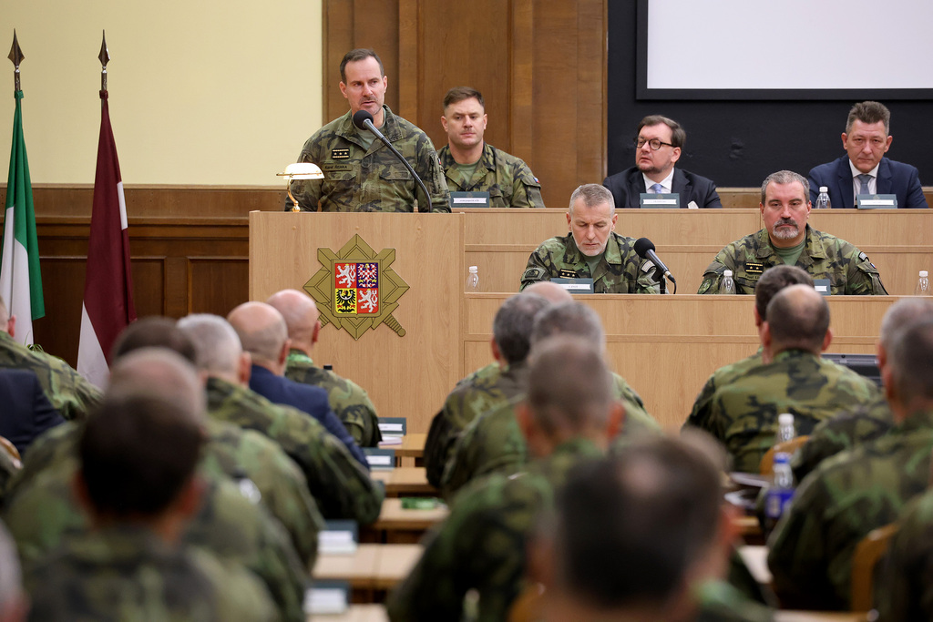 11 měsíců do voleb: Generál volá po silné armádě. Voliči ale rozhodnou, zda se Česko vyzbrojí, nebo odzbrojí