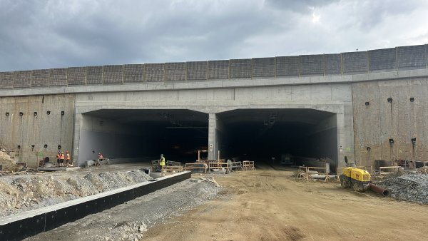 Česko čeká předvánoční nadílka 100 km dálnic. Může získat body vládě, o zásluhy už se ale hlásí i Babišův muž