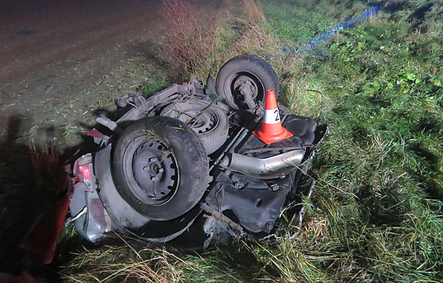 Osmnáctiletý řidič rozlomil auto napůl, při nehodě zemřela patnáctiletá dívka