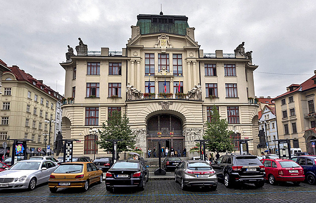 Ředitel pražského magistrátu dal asistence statisícové odměny i městský byt