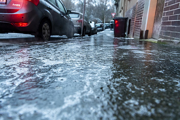 Večer a v noci na zítřek hrozí ledovky. Koncem týdne bude sněžit i v nížinách