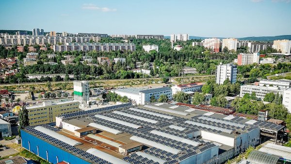 Velké energetické firmy PRE a ČEZ kupují firmy dodávající fotovoltaické elektrárny a posilují na Moravě