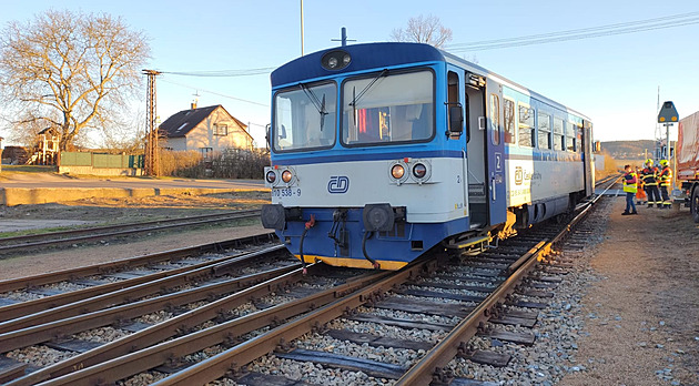 Vykolejení vlaku na Rokycansku zavinil strojvůdce, nezkontroloval výhybku