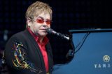 Zpěvák Elton John přišel o zrak. Oznámil to při premiéře muzikálu, pro který složil hudbu