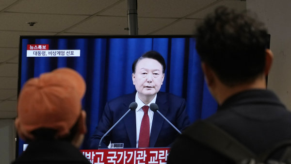 Jihokorejský prezident vyhlásil stanné právo, řeší tak své spory s opozicí. Ty se týkají i jádra, které má Korea stavět v Česku