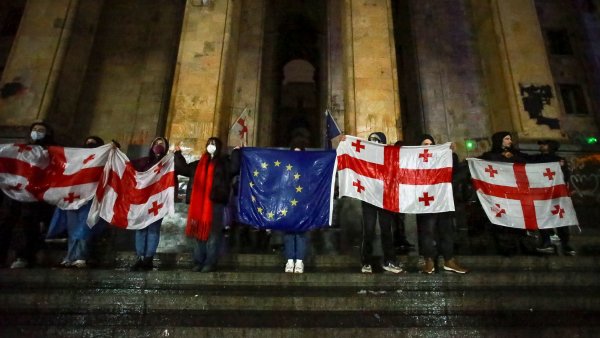 K protestům v Gruzii se přidali studenti. Hrozí běloruský scénář, varuje odborník na region