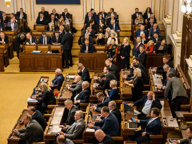 Koalice protlačila státní rozpočet se schodkem 241 miliard přes parlament. Teď je na tahu prezident