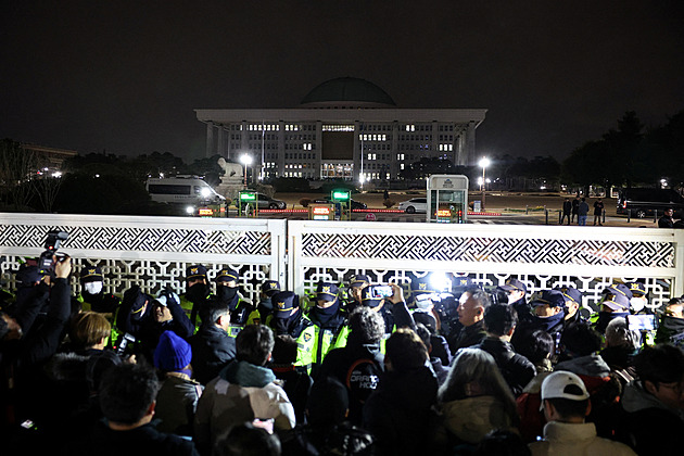 Kontrola médií, zatýkání bez příkazu. Jižní Korea je ze stanného práva v šoku