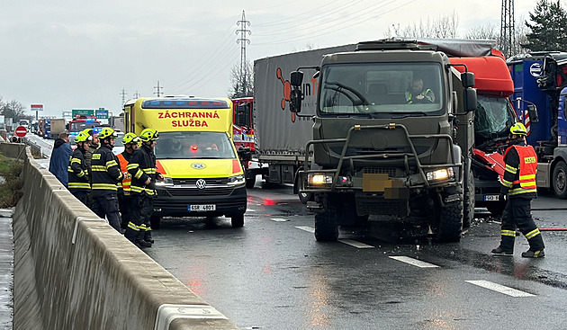 Na dálnici D1 u Prahy havarovala vojenská tatra. Zasahují všechny složky IZS