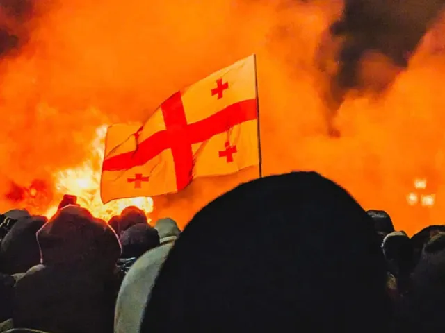 Ústavní soud v Gruzii odmítl stížnosti na volby. V zemi již pátým dnem trvají násilné protesty