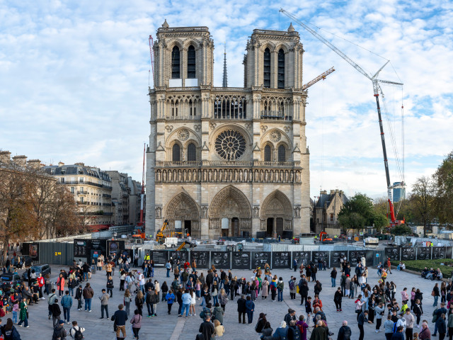 VIDEO: Paříž na nohou. Na znovuotevření Notre-Dame dorazí 50 státníků včetně Trumpa