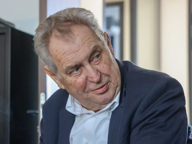 Zeman kritizoval náhrady pro Pavlovou. Moje žena je dáma, nic podobného nechtěla, prohlásil