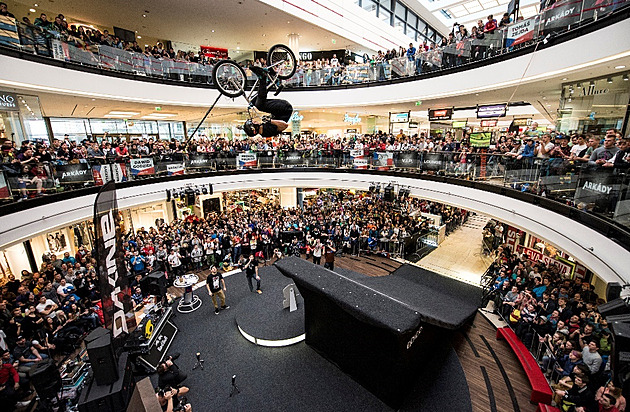 DownMall opět v Praze. Legendární adrenalinové závody ovládnou Pankrác