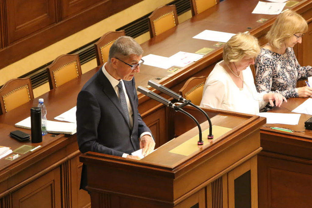 Jsme totálně zasekaní, jen tady sedíme. Poslanci si stěžují na rekordní počet schůzí, někteří chtějí skončit v politice