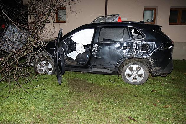 Mladý řidič při havárii smetl plot, jabloň i kontejnery. Zastavil až o dům