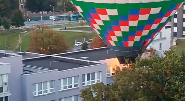 Pilot zavadil s balonem o budovu školu, policie ho viní z nedbalosti