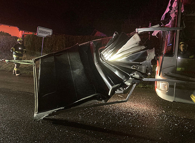 Z přívěsu dodávky se uvolnila bočnice a narazila do čelního skla autobusu