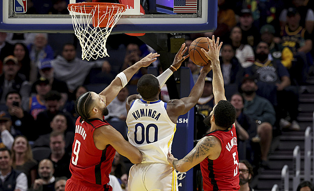 Basketbalisté Golden State utnuli sérii porážek, Cleveland si upevnil vedení