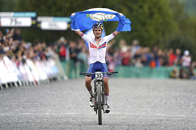 Hvězdný cyklista Pidcock oblékne trikot druhodivizní švýcarské stáje