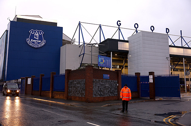 Derby Evertonu s Liverpoolem odložila bouře. Zápasy ruší i Championship