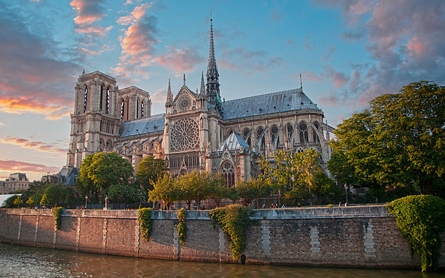 Pařížská Notre-Dame pět let po požáru ožívá. Zkáze odolala katedrála vícekrát