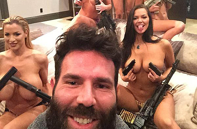 „Král Instagramu“ Dan Bilzerian prodává své extravagantní sídlo. Podívejte se