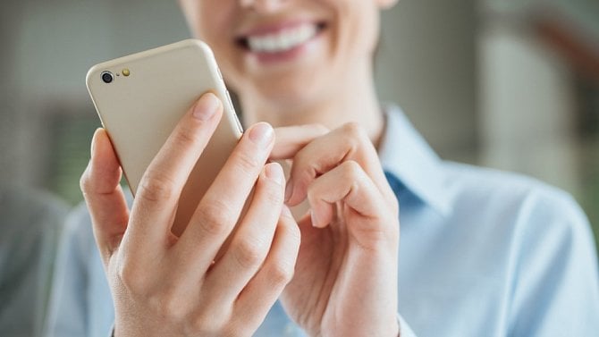 OSA by mohla na poplatcích z telefonů slušně vydělávat, letos se jich prodá ke třem milionům. Vodafone se nevzdává