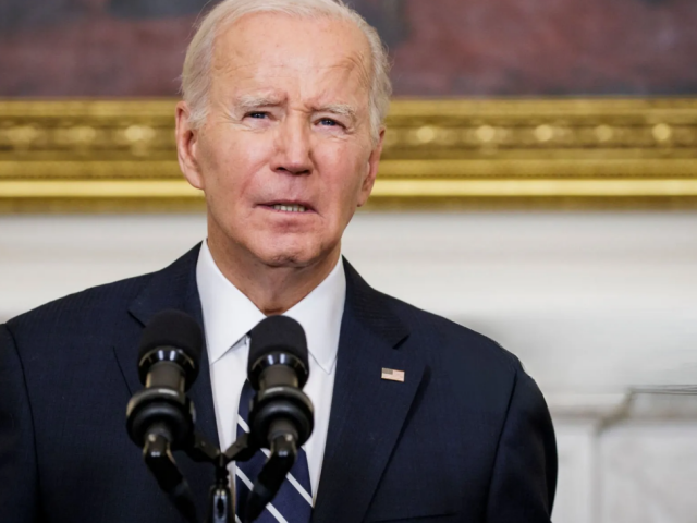 Biden zvažuje nové a přísnější sankce na ruský obchod s ropou