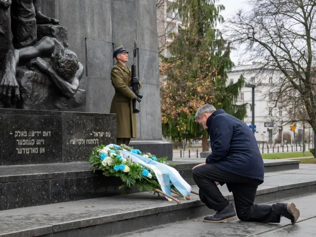 Jako Willy Brandt. Bavorský premiér poklekl u pomníku varšavského ghetta