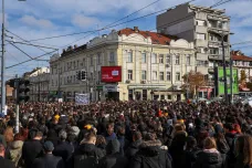 Srbové protestují proti „mafiánskému režimu“. Prezident kritiku odmítá