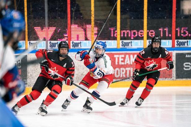 

SESTŘIH: Hokejistky nestačily v Tampere na Kanadu a poprvé v sezoně prohrály v základní hrací době

