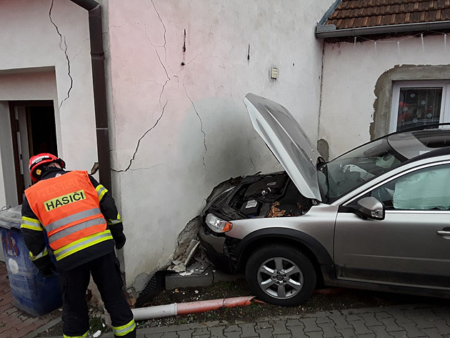 Řidič srazil chodce a narazil do domu. Zraněný senior zůstal zaklíněný pod autem