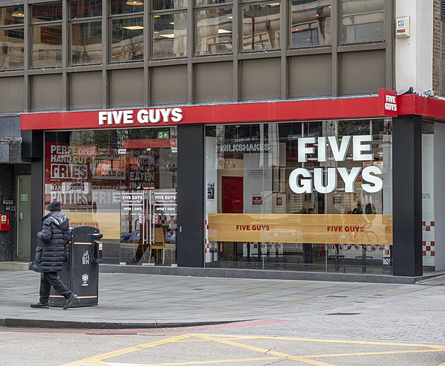 První fast food Five Guys v Česku se opět odkládá. Otevřít chtěl v létě