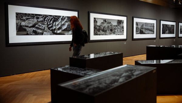 Ten, který si tyká s kameny. Ruiny jsou naše budoucnost, vzkazuje světoznámý fotograf Josef Koudelka