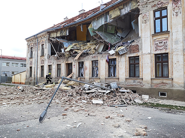 Ve Znojmě vybuchl bytový dům. Několik lidí se zranilo, hasiči prohledávají sutiny