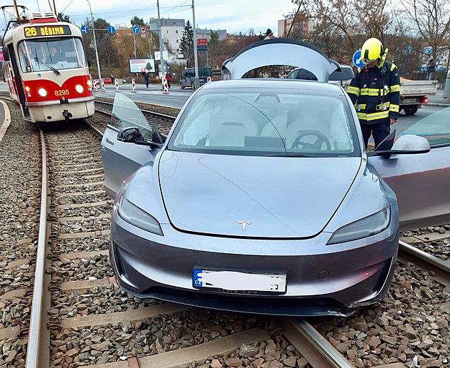 Auto po smyku uvázlo na tramvajové trati v Hostivaři, vyprostili ho jeřábem