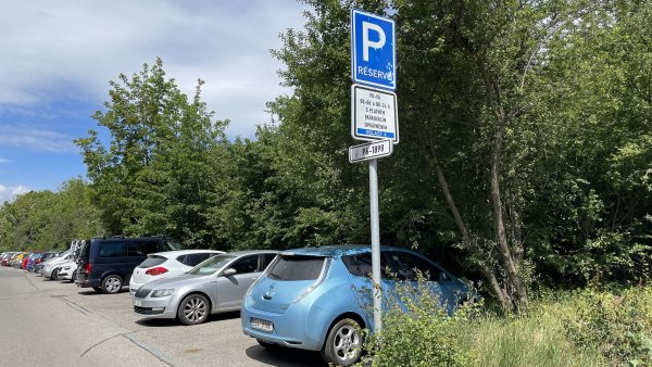 Bezplatné parkování elektroaut v Praze od ledna určitě skončí, sliboval Hřib. Omyl