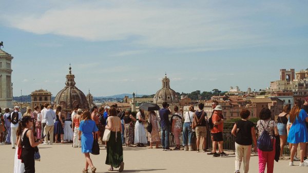 Jak vydělat na turistickém boomu? Tyto akcie mohou v příštím roce růst o desítky procent