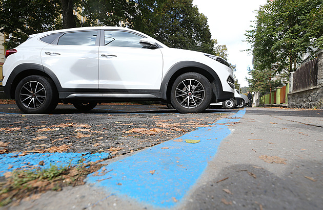 Parkování zdarma pro elektroauta nekončí, Praha zpoplatnění znovu odložila