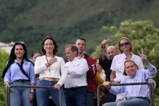 Venezuelští opoziční lídři převzali Sacharovovu cenu. Věnovali ji lidu